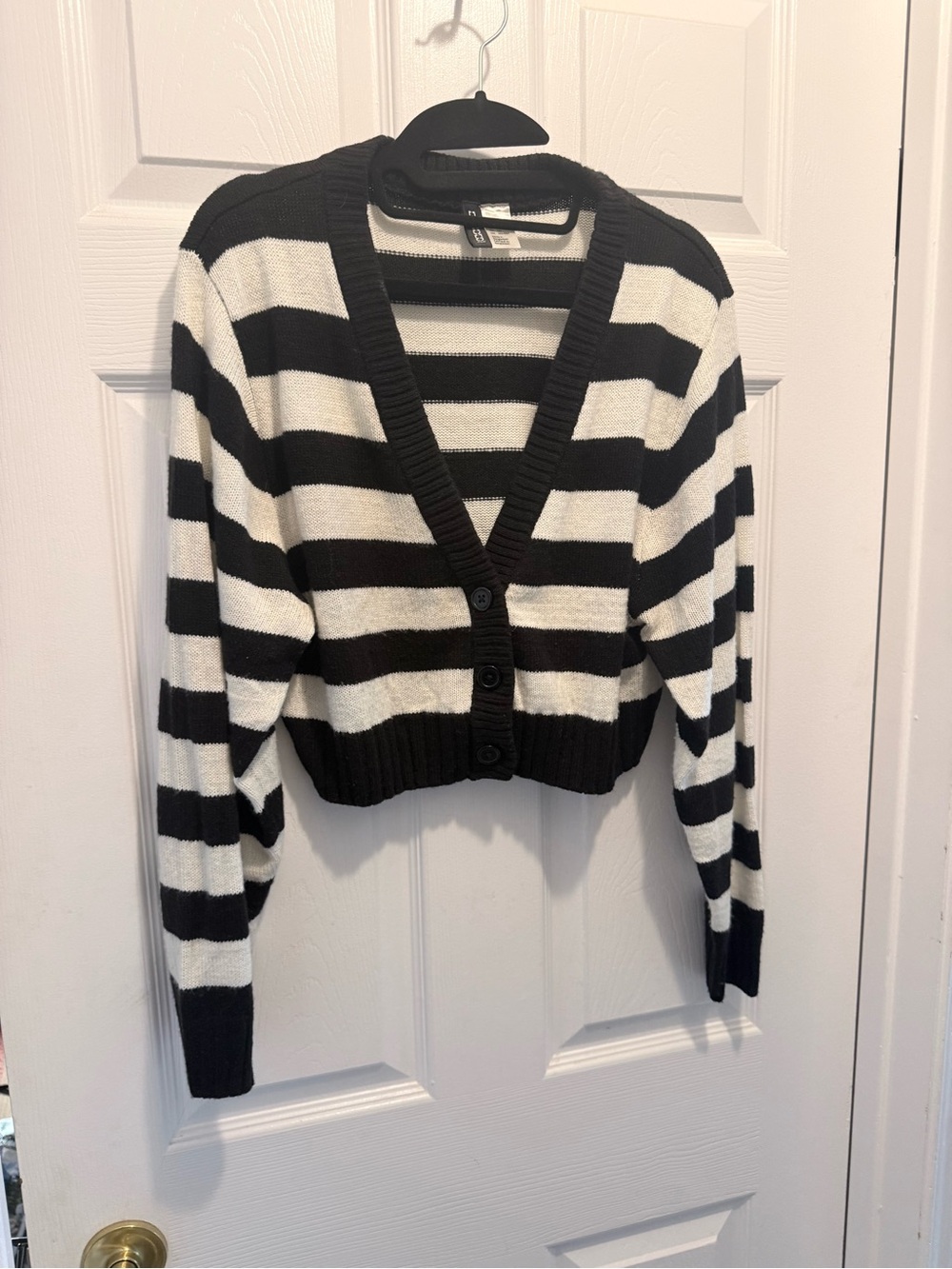 🤩 3/$25 H&M Black & White Striped Cropped Cardigan